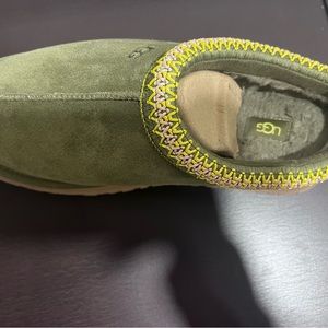 Size women  10 Slipper-style 

Tazz Platform Clog from UGG®!